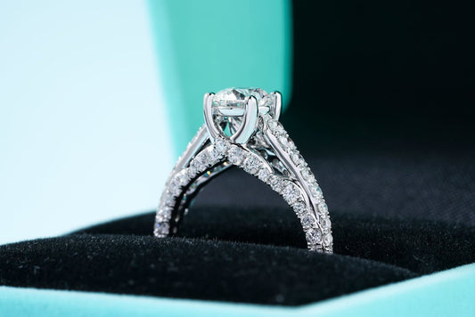 WHAT IS MOISSANITE, AND WHY IS IT PERFECT FOR ENGAGEMENT RINGS?