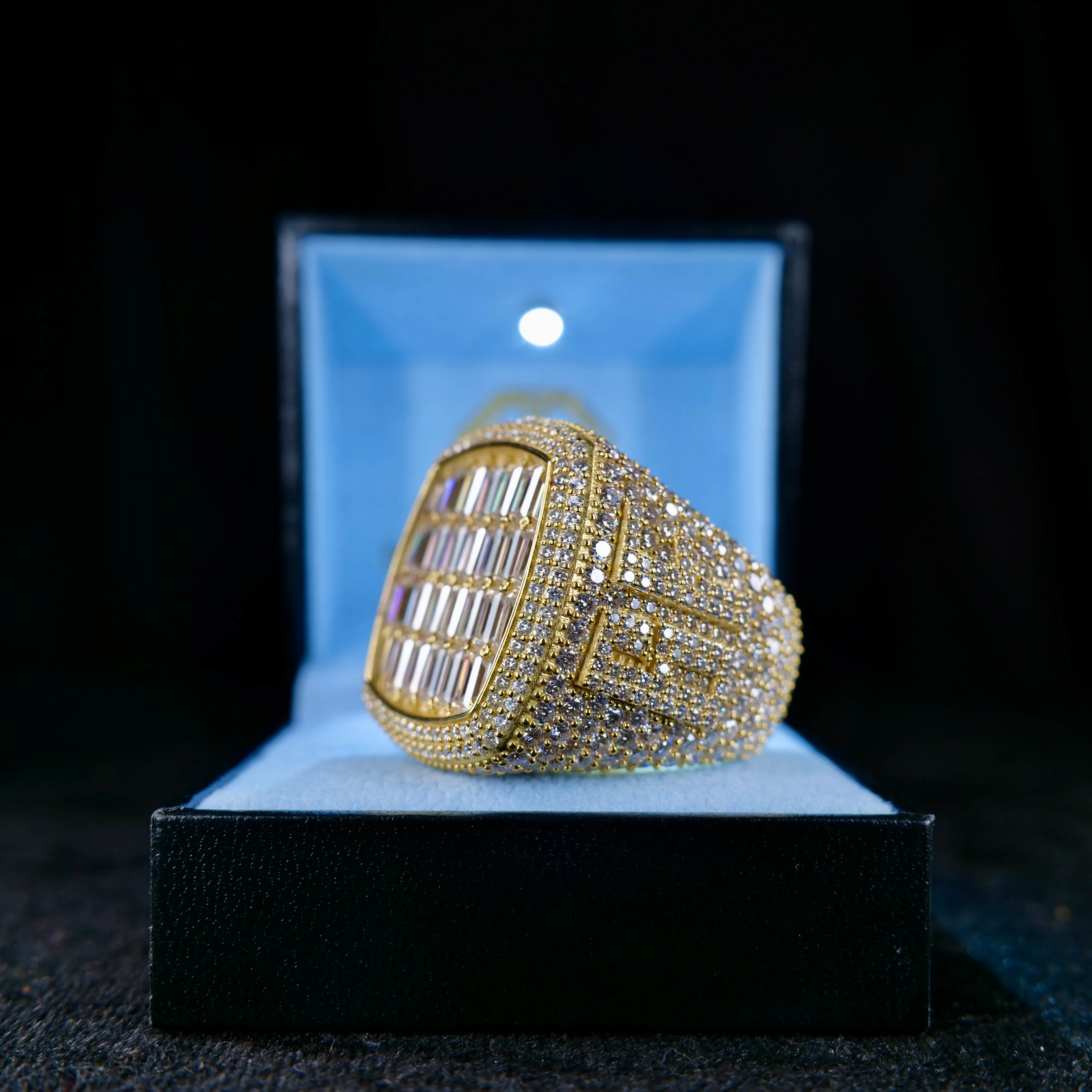 Baguette signet ring · 18ct yellow gold