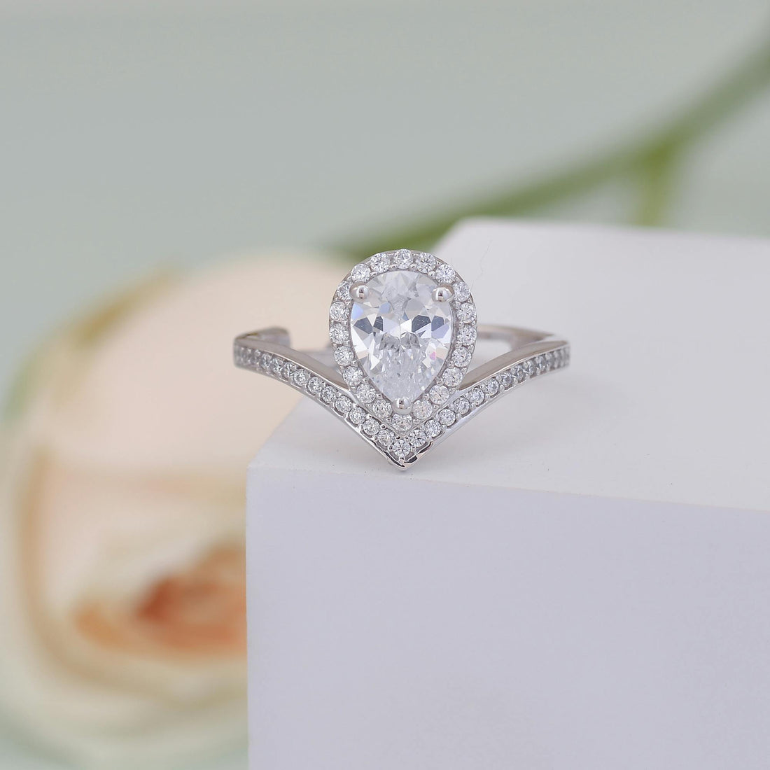 WHY CUSTOM JEWELLERY IS THE NEW ENGAGEMENT RING TREND